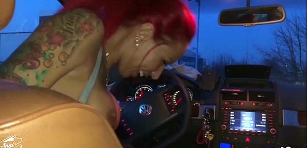 Kondom runter und auf Arschloch gewichst bei deutscher Teen Hure Anni